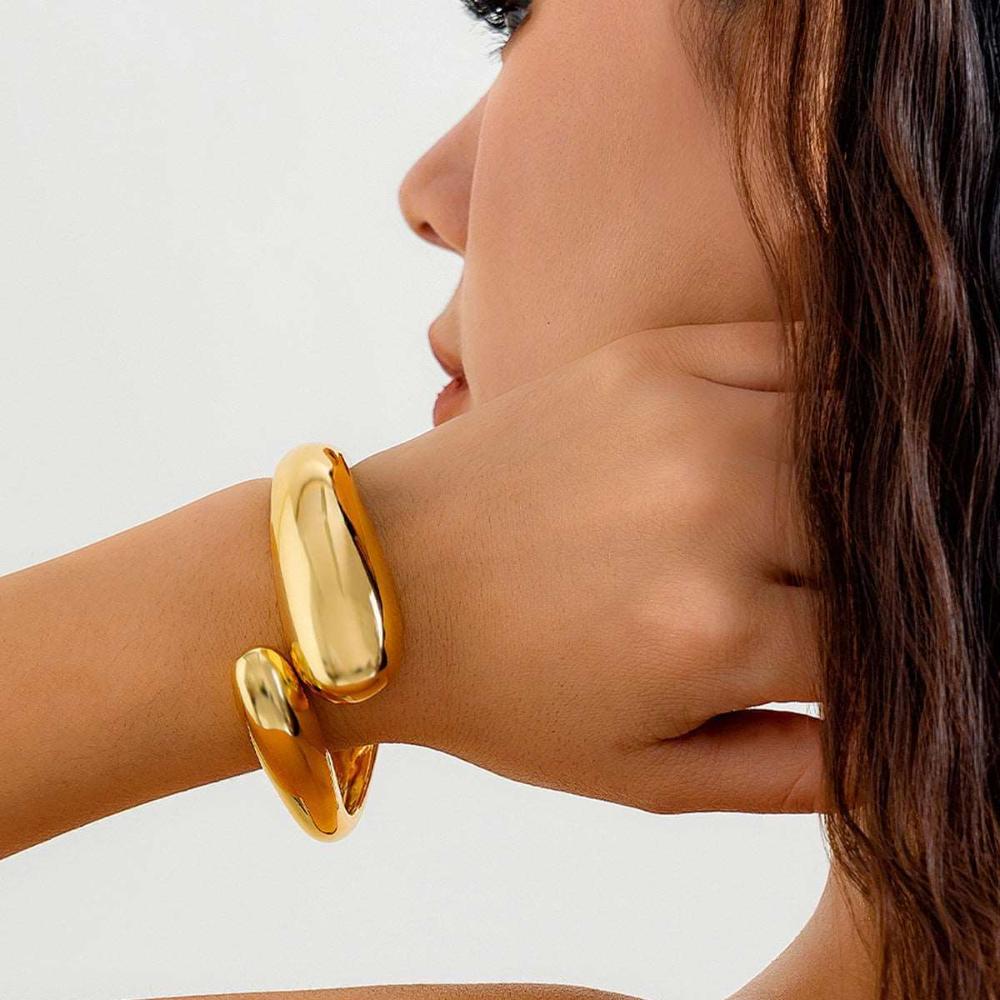 Model wearing the Elegant Water Drop Shape Bracelet 