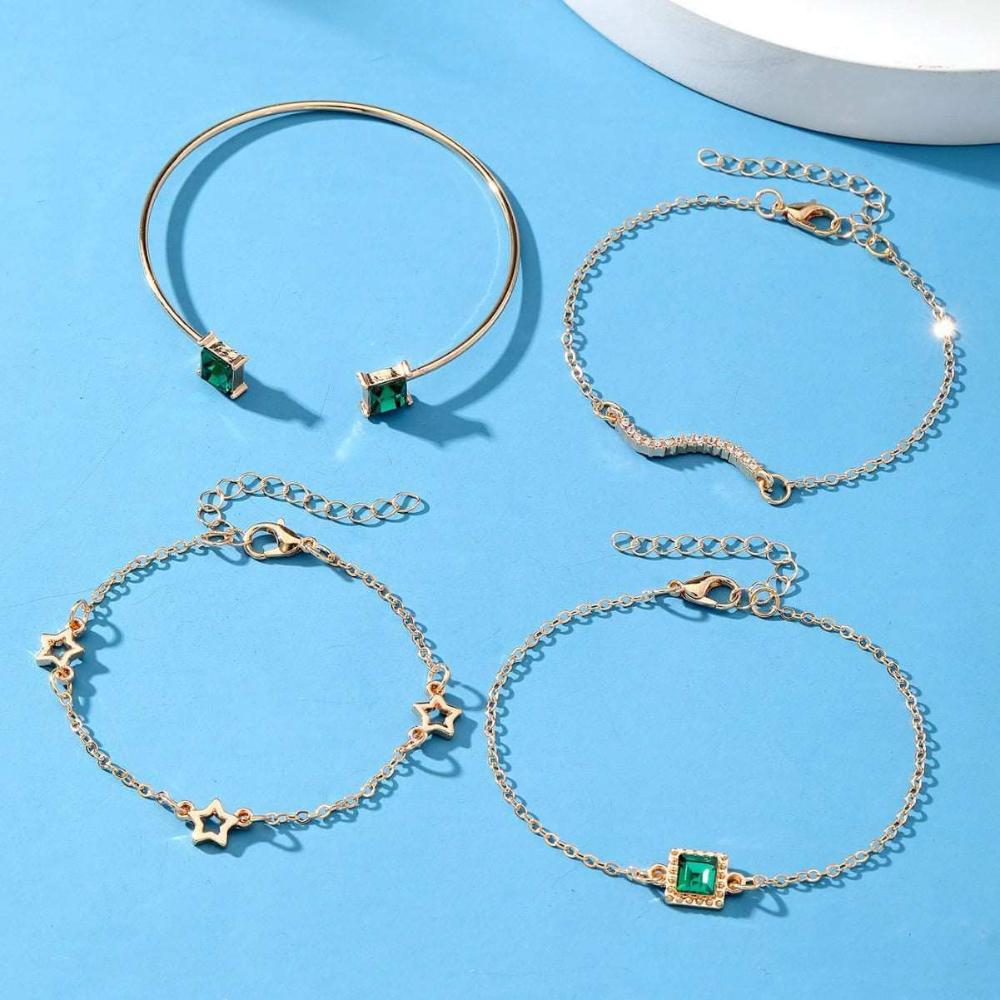 Shiny emerald square diamonds on versatile bracelet set