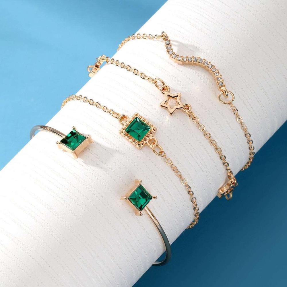 Shiny emerald square diamonds on versatile bracelet set