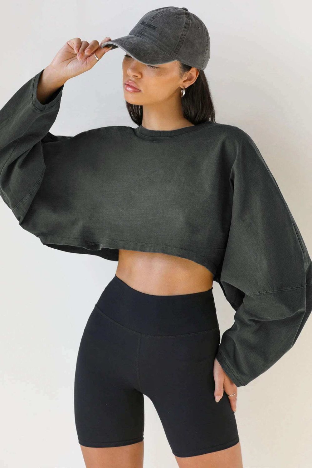 loose woman crop grey sweatshirt 