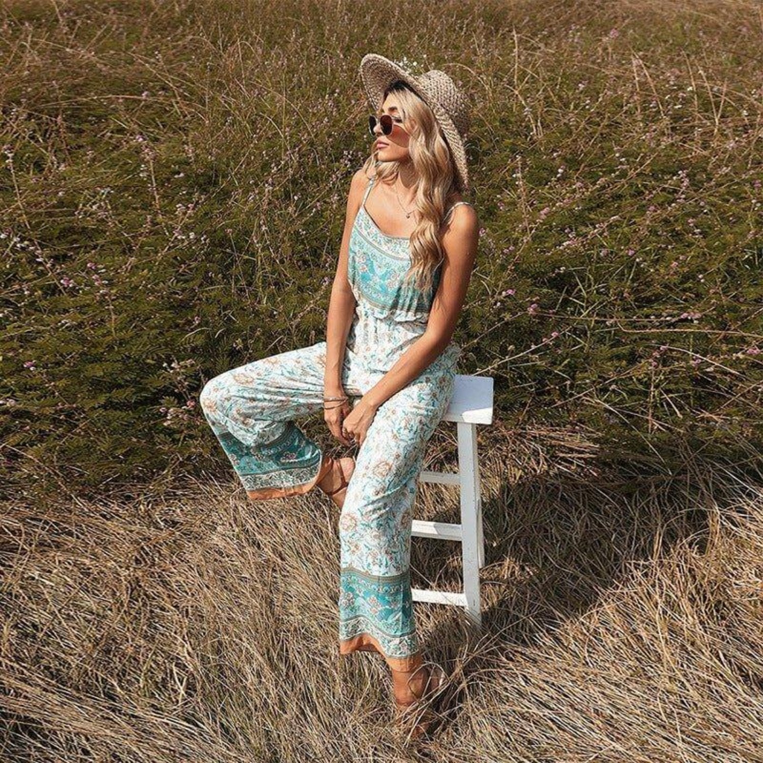 Casual sleeveless jumpsuit for women with floral pattern